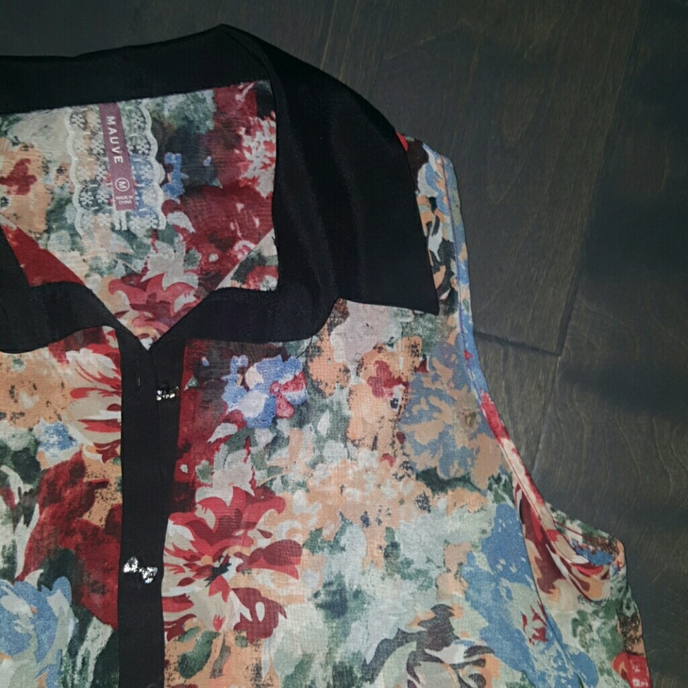 Cute Top w/ Bows
